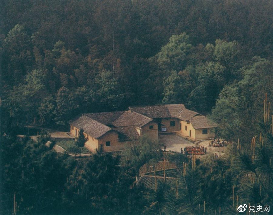 毛澤東故居&mdash;&mdash;湖南省湘潭縣韶山?jīng)_上屋場(chǎng)。1893年12月26日，毛澤東在這里誕生。