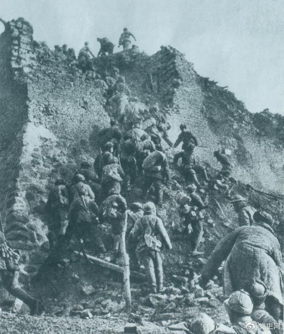 1948年12月，人民解放軍向新保安守敵發(fā)起攻擊。這是解放軍戰(zhàn)士登上新保安城頭。 